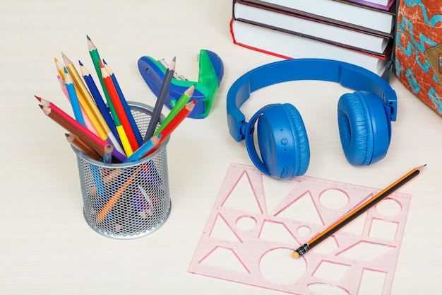 Assortiment de fournitures scolaires