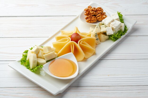 Assortiment de fromages sur une assiette blanche