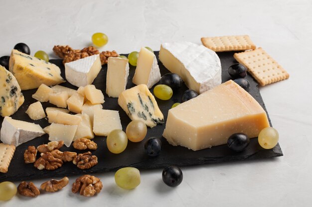 Assortiment de fromages aux raisins blancs.