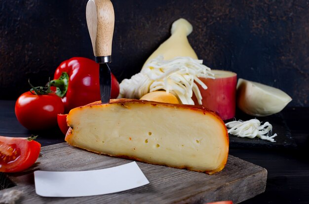 Assortiment de fromages de différentes formes et tailles