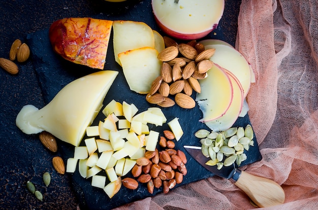 Assortiment de fromages de différentes formes et tailles