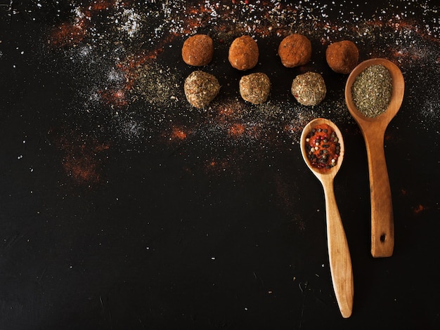 Assortiment de fromages épicés Nourriture rustique saine avec espace libre Sortes gastronomiques de produits laitiers aux épices sur fond noir