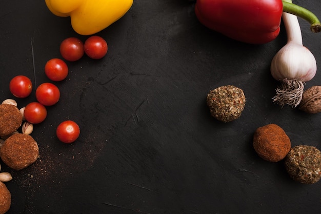 Assortiment de fromages épicés Nourriture rustique saine avec espace libre Sortes de produits laitiers gastronomiques avec tomates cerises sur fond noir