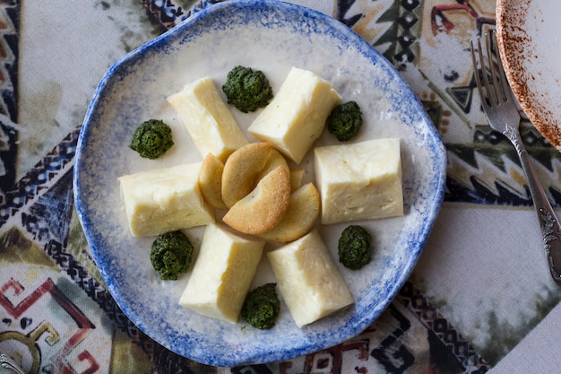 Assortiment de fromages géorgiens sur une assiette dans un restaurant national de Tbilissi. photo de haute qualité