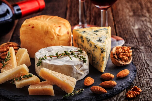 Assortiment de fromages sur une planche de bois