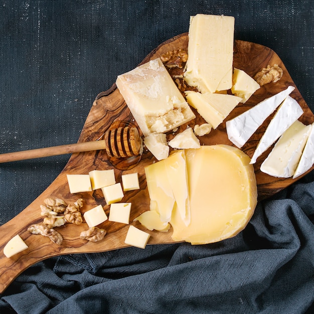 Assortiment de fromages sur planche de bois