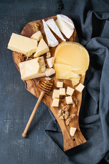 Assortiment de fromages sur planche de bois