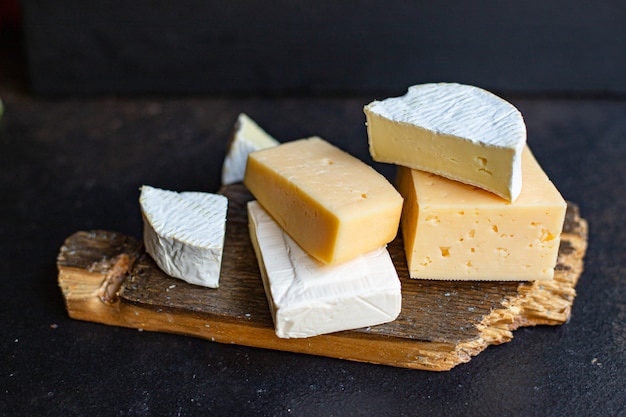 Assortiment de fromages savoureux sur une planche de bois