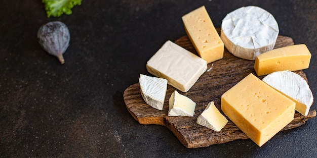 Assortiment de fromages savoureux sur une planche de bois