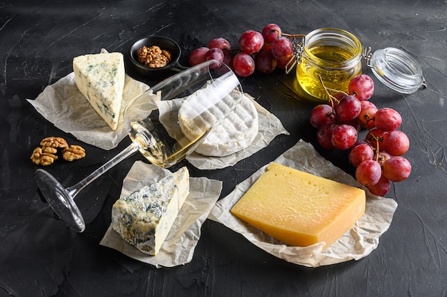 Assortiment de fromages, un verre de vin blanc sauvignon