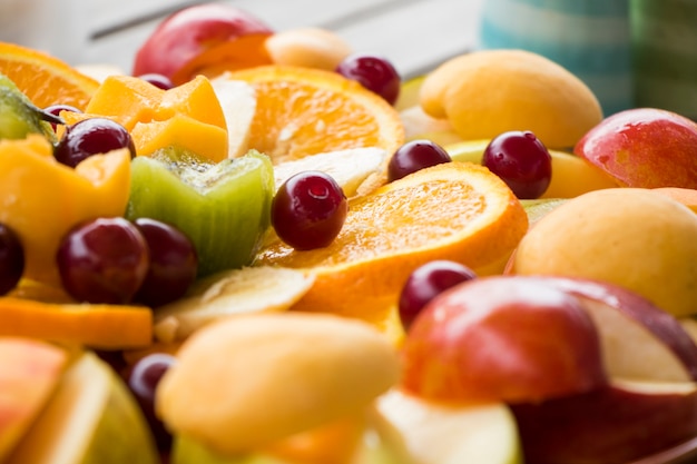 Assortiment de fruits, apéritif avec divers fruits sur l'assiette
