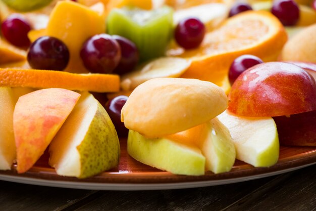 Assortiment de fruits, apéritif avec divers fruits sur l'assiette