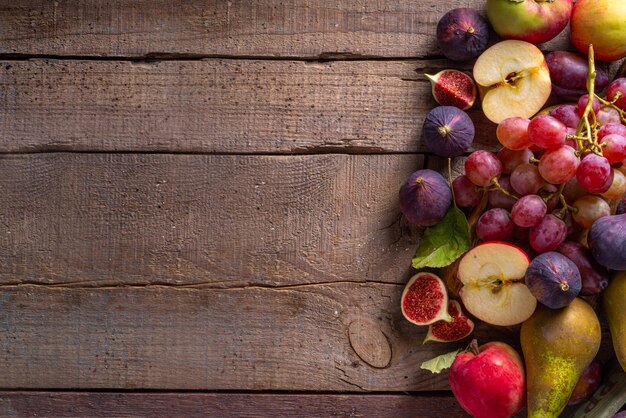 Photo assortiment de fruits d'automne sur fond de bois