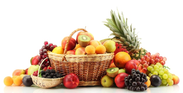 Assortiment de fruits exotiques et de baies dans des paniers isolés sur blanc