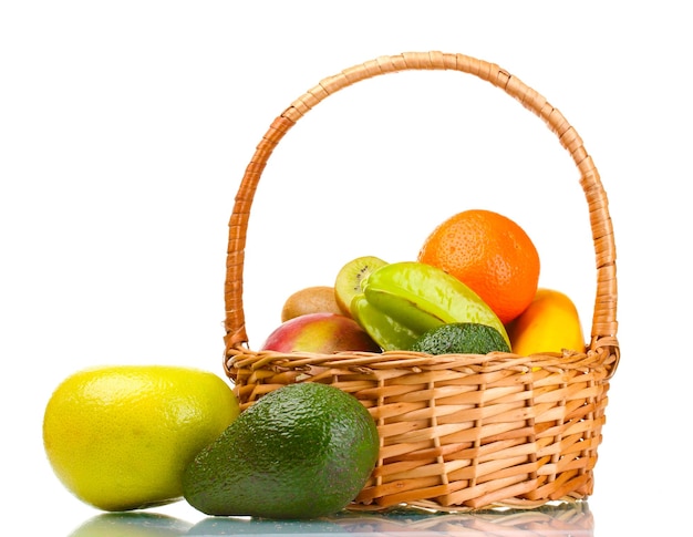 Assortiment de fruits exotiques dans le panier isolated on white