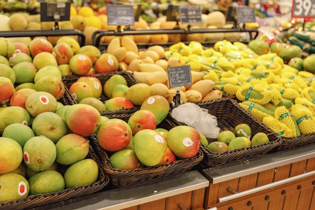 Assortiment de fruits frais sur le comptoir en supermarché