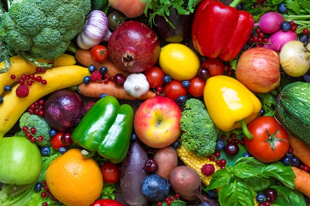 Assortiment de fruits frais, légumes et baies.