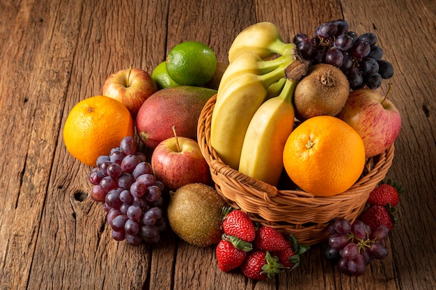 Assortiment de fruits frais sur la table