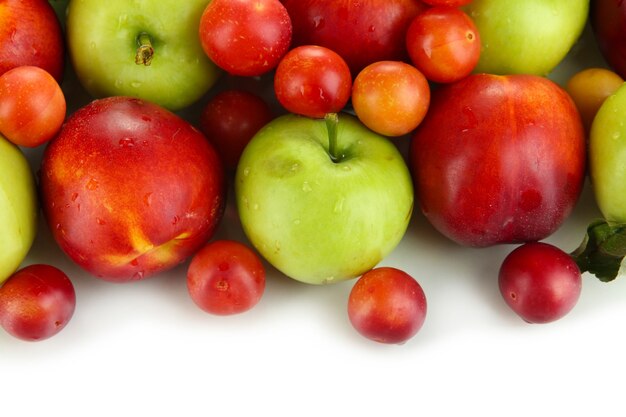 Assortiment de fruits juteux, isolés sur blanc