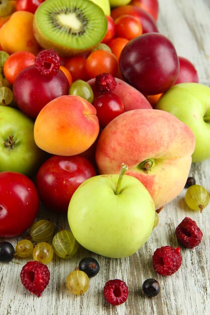 Assortiment de fruits juteux, sur mur en bois