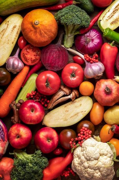 Assortiment de fruits et légumes assortis récoltés sur un fond rustique vertical Pommes vitamines aliments sains antioxydants