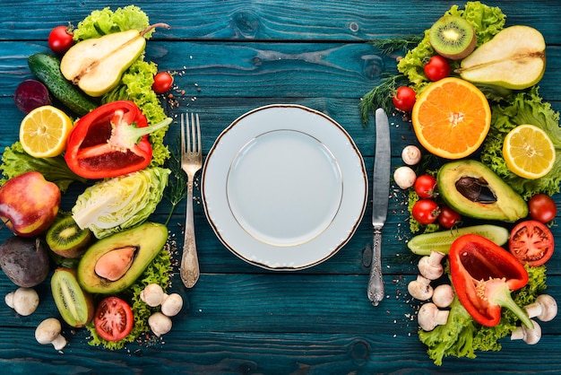 Assortiment de fruits et légumes frais. Alimentation saine Sur un fond en bois bleu. Vue de dessus. Copiez l'espace.