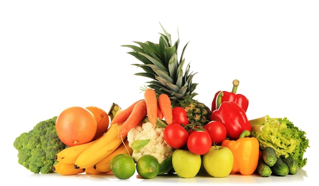 Assortiment de fruits et légumes frais isolés sur blanc