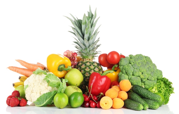 Assortiment de fruits et légumes frais isolés sur blanc