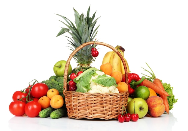 Assortiment de fruits et légumes frais isolés sur blanc