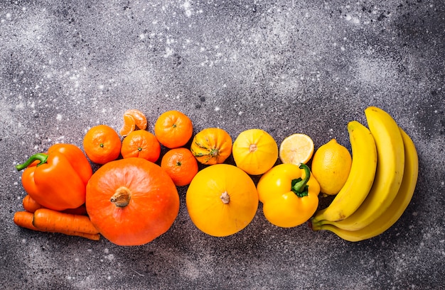 Assortiment de fruits et légumes jaunes et oranges