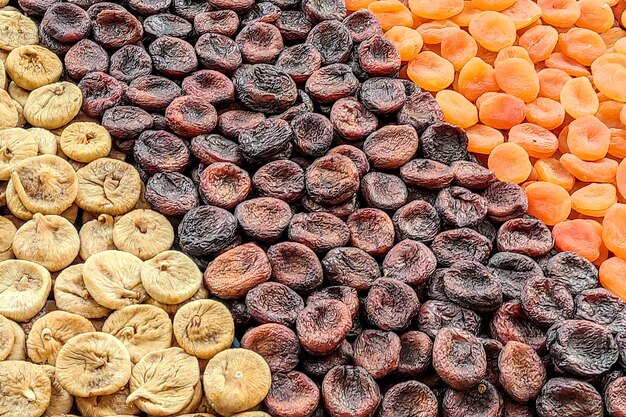 Assortiment de fruits secs sur un comptoir du marché