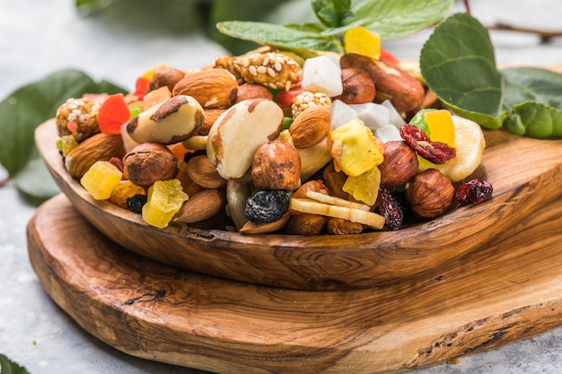 Assortiment de fruits secs dans un bol en bois