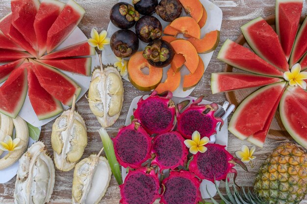 Assortiment de fruits tropicaux gros plan vue de dessus De nombreux fruits mûrs colorés fond Durian papaye pastèque banane mangoustan ananas et pitahaya ou fruit du dragon dans l'île de Bali Indonésie