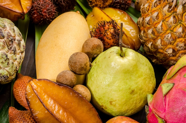 Assortiment De Fruits Tropicaux Thaïlandais Sur Un Fond Rustique En Bois Foncé.