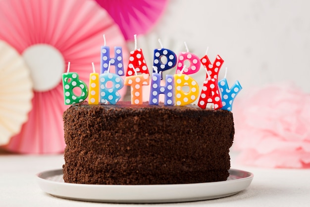 Assortiment avec gâteau d'anniversaire et bougies