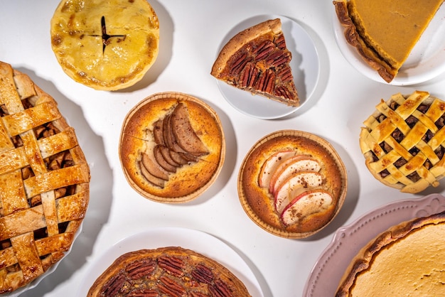 Assortiment de gâteaux d'automne faits maison Automne traditionnel américain européen citrouille tarte aux pommes et aux pacanes Thanksgiving dîner de famille pâtisserie maison saisonnière et fond de pâtisserie sur table blanche