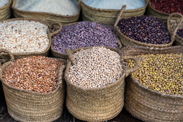 Assortiment de haricots multicolores dans des paniers en osier