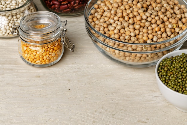 Assortiment de haricots sur table en pierre blanche