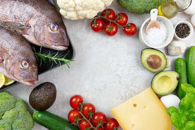 Assortiment d'ingrédients alimentaires sains à faible teneur en glucides cétogènes pour la cuisine. Légumes, viande, poisson, fromage et œufs.