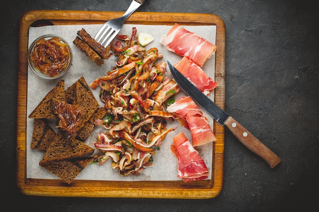 Assortiment de jambon et bacon sur une table en bois