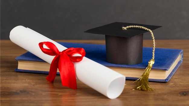 Photo assortiment de jour de l'éducation avec bonnet de graduation