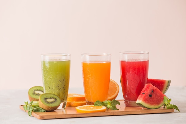 assortiment de jus de fruits et légumes en verre