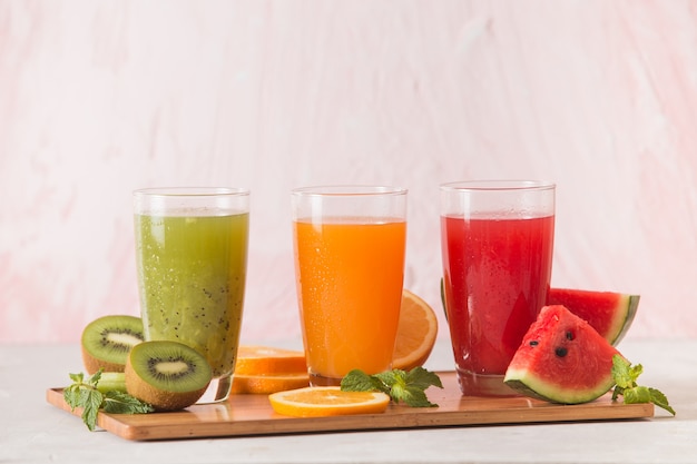 assortiment de jus de fruits et légumes en verre