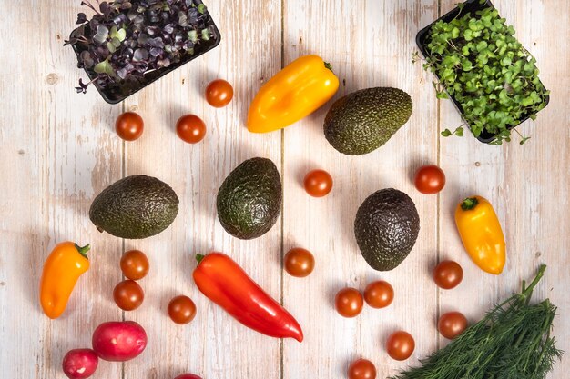 Un assortiment de légumes allongé sur une table en bois.