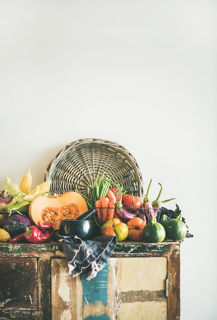 Assortiment de légumes d'automne pour cuisiner sur une composition verticale de placard