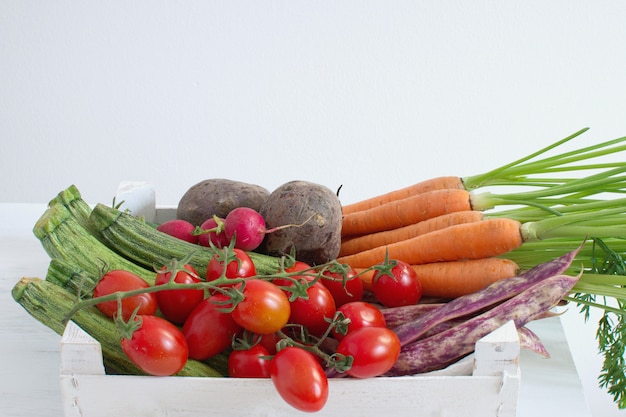 Assortiment de légumes biologiques frais Style de pays Récolte Marché local Épicerie Alimentation propre Régime alimentaire En bois