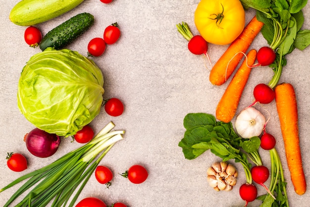 Assortiment de légumes biologiques frais