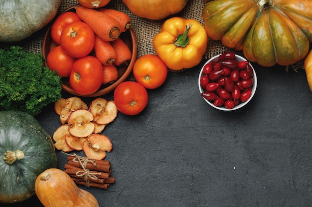 Assortiment de légumes comprenant citrouille, tomates et poivrons