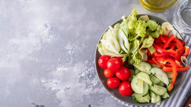 Assortiment de légumes frais sur une assiette Concept d'aliments sains Vue de dessus Espace de copie