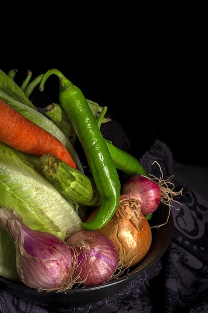 Assortiment de légumes frais avec un fond sombre